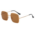 Nouvelle boîte rétro Lunettes de soleil tendance européenne et américaine filet en métal rouge rue tir Lunettes de soleil voyage lunettes d&#39;extérieur s21133